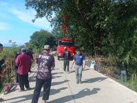 ดับเพลิงแม่สอด ออกตัดต้นไม้พาดสายไฟฟ้า บริเวณทางชลประทาน ชุมชนบัวคูณ