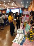 เทศบาลนครแม่สอด ร่วมจัดนิทรรศการเกี่ยวกับการดำเนินงานด้านเด็กและเยาวชนในพื้นที่ระดับอำเภอแม่สอด ในงานตลาดสุขภาวะเยาวชนโครงการการป้องกันและการแก้ไขปัญหาการตั้งครรภ์ก่อนวัยอันควรในวัยรุ่น