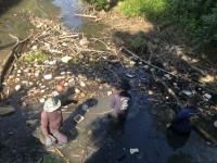 ดับเพลิงแม่สอด ออกเก็บกิ่งไม้และขยะในคลองสะพานชุมชนร่วมแรงก่อนถึงบ้านหัวฝาย