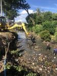 ดับเพลิงแม่สอด ออกเก็บกิ่งไม้และขยะในคลองสะพานชุมชนร่วมแรงก่อนถึงบ้านหัวฝาย