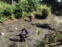 ดับเพลิงแม่สอด ออกเก็บกิ่งไม้และขยะในคลองสะพานชุมชนร่วมแรงก่อนถึงบ้านหัวฝาย