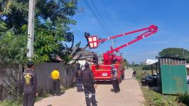 ดับเพลิงแม่สอด ออกตัดต้นไม้ล้มทับรั้วบ้านประชาชน บริเวณถนนแม่สอด-แม่ตาว