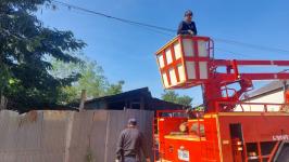 ดับเพลิงแม่สอด ออกตัดต้นไม้ล้มทับรั้วบ้านประชาชน บริเวณถนนแม่สอด-แม่ตาว