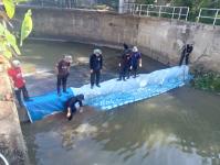 ดับเพลิงแม่สอด ออกตัดแต่งต้นไม้ภายในวัดมณีไพรสณฑ์ เพื่อเรียมงานลอยกระทง