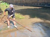 ดับเพลิงแม่สอด ออกตัดแต่งต้นไม้ภายในวัดมณีไพรสณฑ์ เพื่อเรียมงานลอยกระทง