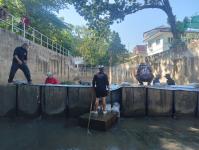 ดับเพลิงแม่สอด ออกตัดแต่งต้นไม้ภายในวัดมณีไพรสณฑ์ เพื่อเรียมงานลอยกระทง