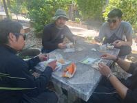 ดับเพลิงแม่สอด ออกตัดแต่งต้นไม้ภายในวัดมณีไพรสณฑ์ เพื่อเรียมงานลอยกระทง