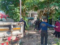 ดับเพลิงแม่สอด ออกตัดแต่งต้นไม้ภายในวัดมณีไพรสณฑ์ เพื่อเรียมงานลอยกระทง