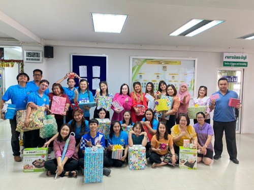กองคลัง จัดกิจกรรมแลกของขวัญปีใหม่ 2567
