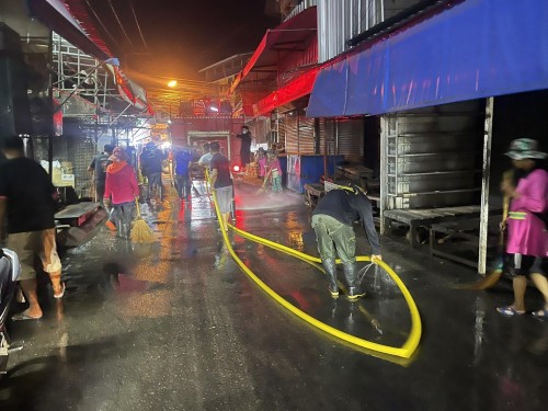 เทศบาลนครแม่สอด ลงพื้นที่ดำเนินการฉีดล้างทำความสะอาด ตลาดในเขตเทศบาลนครแม่สอด 