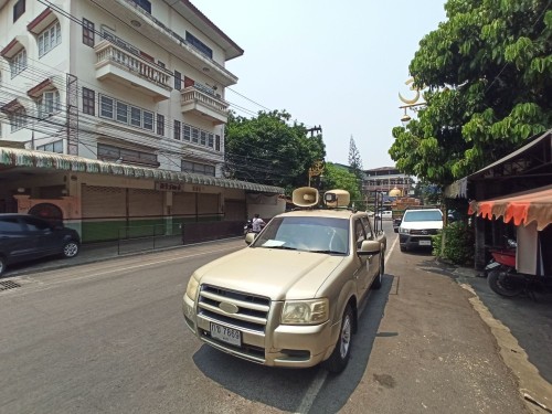 เจ้าหน้าที่กองยุทธศาสตร์และงบประมาณ ดำเนินการประชาสัมพันธ์เชิญชวนร่วมงานสงกรานต์ “เย็นทั่วหล้ามหาสงกรานต์เทศบาลนครแม่สอด”