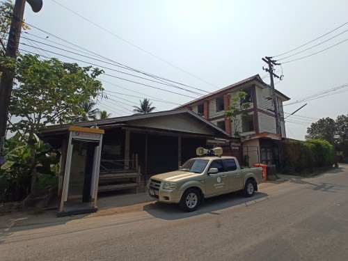 เจ้าหน้าที่กองยุทธศาสตร์และงบประมาณ ดำเนินการประชาสัมพันธ์เชิญชวนร่วมงานสงกรานต์ “เย็นทั่วหล้ามหาสงกรานต์เทศบาลนครแม่สอด”