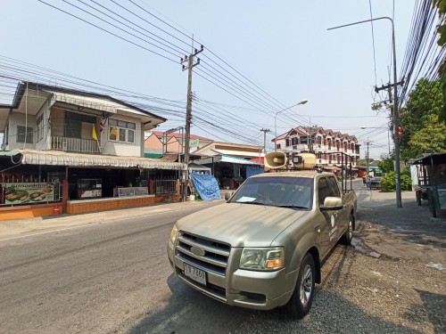 เจ้าหน้าที่กองยุทธศาสตร์และงบประมาณ ดำเนินการประชาสัมพันธ์เชิญชวนร่วมงานสงกรานต์ “เย็นทั่วหล้ามหาสงกรานต์เทศบาลนครแม่สอด”