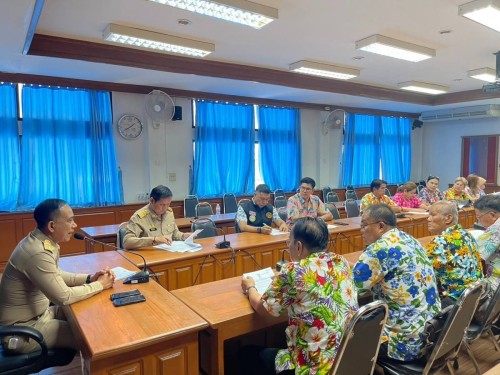 เจ้าหน้าที่กองยุทธศาสตร์และงบประมาณ ร่วมประชุมจัดตั้งหมู่บ้านป้องกันและแก้ไขปัญหายาเสพติด 