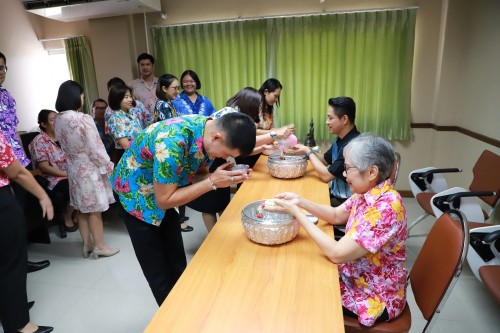 จัดกิจกรรมรดน้ำขอพร เนื่องในประเพณีสงกรานต์ ประจำปี 2567