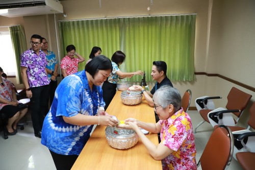 จัดกิจกรรมรดน้ำขอพร เนื่องในประเพณีสงกรานต์ ประจำปี 2567