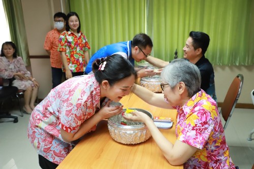 จัดกิจกรรมรดน้ำขอพร เนื่องในประเพณีสงกรานต์ ประจำปี 2567