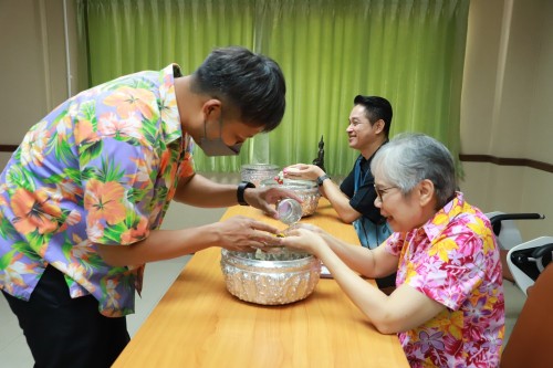 จัดกิจกรรมรดน้ำขอพร เนื่องในประเพณีสงกรานต์ ประจำปี 2567