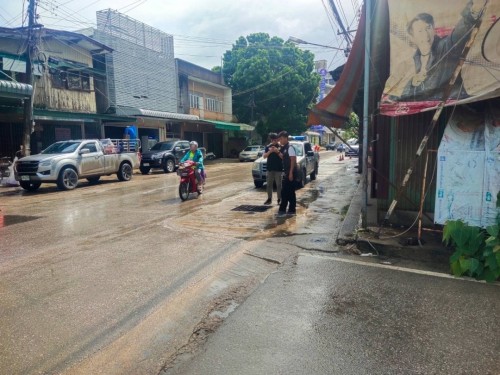 เทศบาลนครแม่สอด หน่วยงานกองช่างสุขาภิบาล ลงพื้นที่ดำเนินการดูดโคลนและขุดลอกท่อระบายน้ำ ในเขตพื้นที่เทศบาลนครแม่สอด