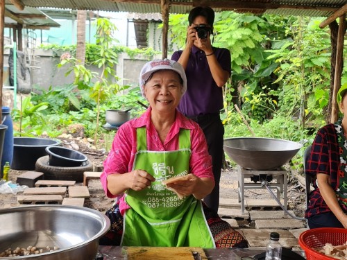 น้ำพริกแคบหมู กลุ่มพัฒนาสตรี ชุมชนประชารักษ์ 