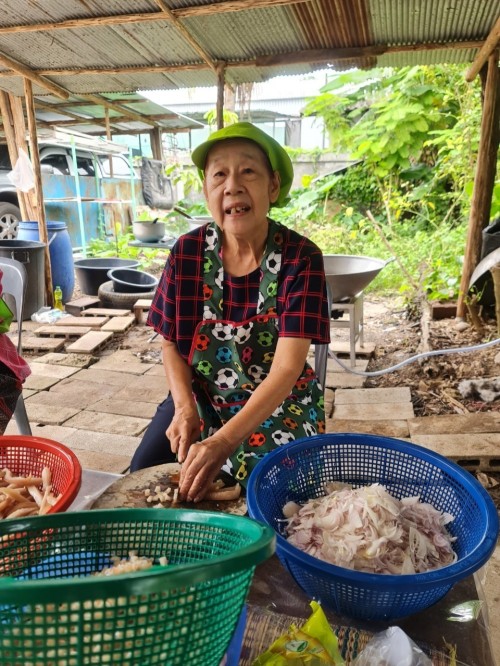 น้ำพริกแคบหมู กลุ่มพัฒนาสตรี ชุมชนประชารักษ์ 