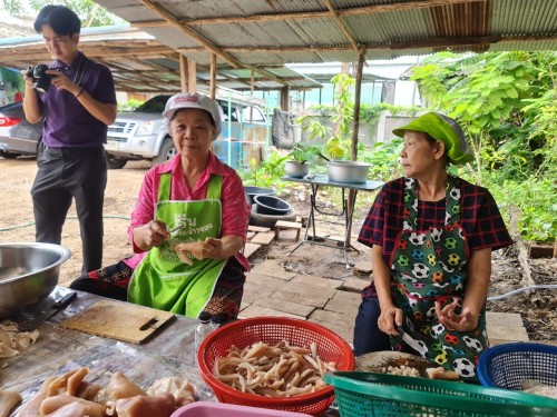 น้ำพริกแคบหมู กลุ่มพัฒนาสตรี ชุมชนประชารักษ์ 