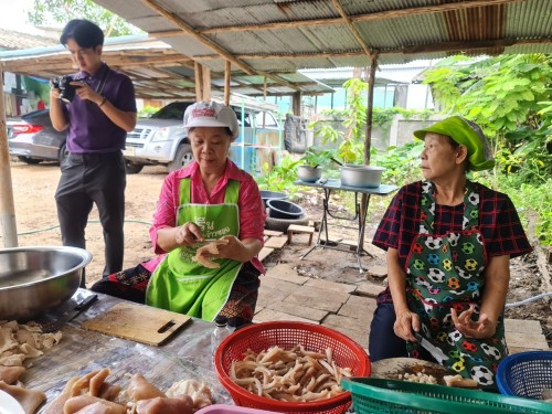 น้ำพริกแคบหมู กลุ่มพัฒนาสตรี ชุมชนประชารักษ์ 