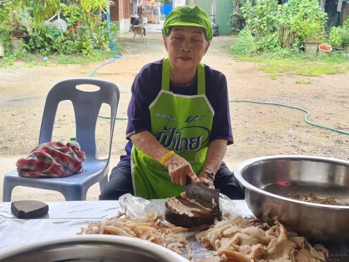 น้ำพริกแคบหมู กลุ่มพัฒนาสตรี ชุมชนประชารักษ์ 