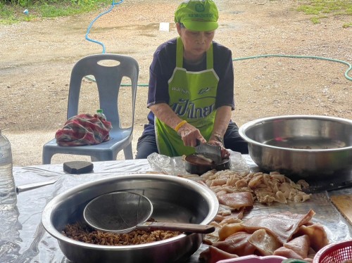 น้ำพริกแคบหมู กลุ่มพัฒนาสตรี ชุมชนประชารักษ์ 