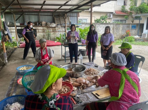 น้ำพริกแคบหมู กลุ่มพัฒนาสตรี ชุมชนประชารักษ์ 