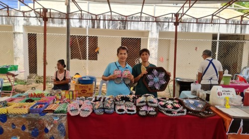 ชุมชนสองแคว 1 พรมเช็ดเท้า รองเท้าจากเศษไหมพรม