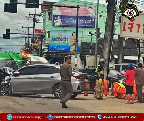 ดับเพลิงนครแม่สอด ช่วยเหลือเหตุรถยนต์ (เก๋ง) พุ่งชนรถกระบะ บริเวณแยกร้านเจ้าสัว