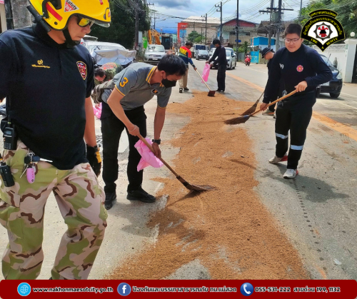 ดับเพลิงนครแม่สอด ช่วยเหลือเหตุรถยนต์ (เก๋ง) พุ่งชนรถกระบะ บริเวณแยกร้านเจ้าสัว