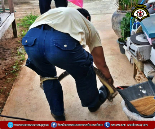 ดับเพลิงนครแม่สอด ดำเนินการจับสัตว์เลื้อยคลาน (งู) บ้านเรือนของประชาชน หมู่บ้านค้างภิบาล