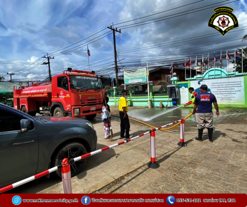 ดับเพลิงนครแม่สอด ดำเนินการฉีดล้างทำความสะอาดถนนทางเข้าโรงเรียนอิสลามศึกษา