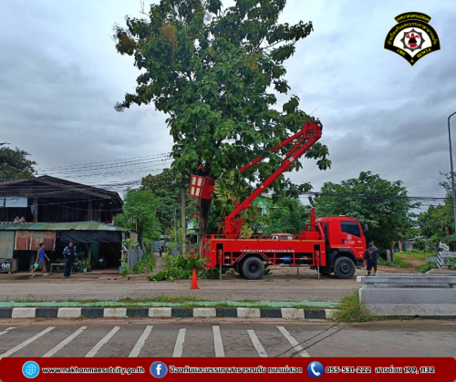 ดับเพลิงนครแม่สอด ดำเนินการตัดแต่งกิ่งไม้พาดผ่านสายไฟฟ้า บริเวณใกล้เคียง F4 Hotel