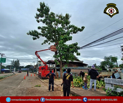ดับเพลิงนครแม่สอด ดำเนินการตัดแต่งกิ่งไม้พาดผ่านสายไฟฟ้า บริเวณใกล้เคียง F4 Hotel