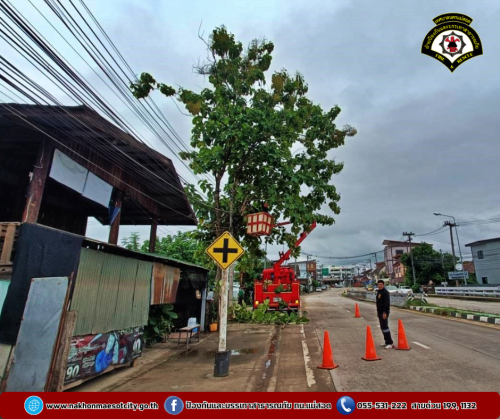 ดับเพลิงนครแม่สอด ดำเนินการตัดแต่งกิ่งไม้พาดผ่านสายไฟฟ้า บริเวณใกล้เคียง F4 Hotel