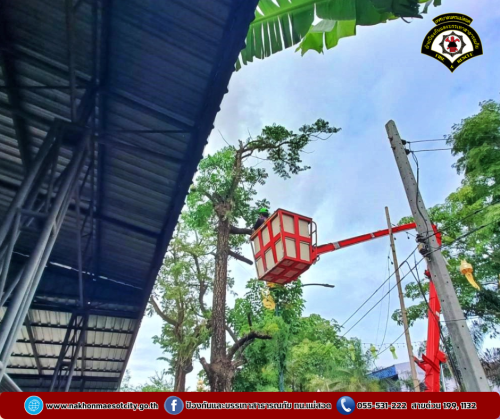 ดับเพลิงนครแม่สอด ดำเนินการตัดต้นไม้พาดผ่านสายไฟฟ้า บริเวณโรงเรียนแม่สอด