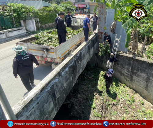 ดับเพลิงแม่สอด ออกดำเนินการเก็บกิ่งไม้ในคลองแม่สอด บริเวณสะพานใกล้เคียงศูนย์ควบคุมโรคติดต่อ แม่สอด