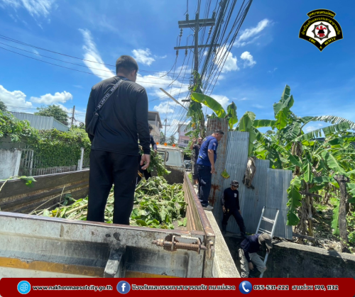 ดับเพลิงแม่สอด ออกดำเนินการเก็บกิ่งไม้ในคลองแม่สอด บริเวณสะพานใกล้เคียงศูนย์ควบคุมโรคติดต่อ แม่สอด