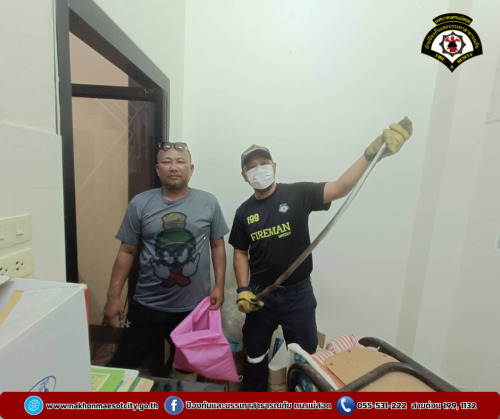 ดับเพลิงนครแม่สอด ดำเนินการจับสัตว์เลื้อยคลาน (งู) บริเวณร้านกาแฟใกล้เคียงร้านก๋วยเตี๋ยวเจ๊กุหลาบ