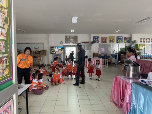 เจ้าหน้าที่เทศกิจ ออกตรวจตราตามมาตรการรักษาความปลอดภัยในโรงเรียน เขตเทศบาลนครแม่สอด 