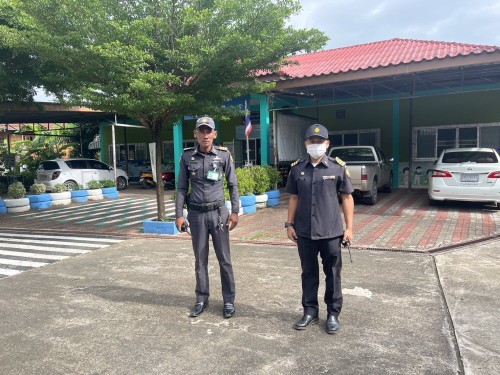 เจ้าหน้าที่เทศกิจ ออกตรวจตราตามมาตรการรักษาความปลอดภัยในโรงเรียน เขตเทศบาลนครแม่สอด 