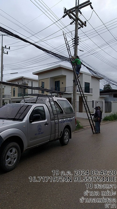 เจ้าหน้าที่กองยุทธศาสตร์และงบประมาณ ดำเนินการตามคำร้องขอซ่อมแซมเคเบิ้ลทีวี เพื่อการศึกษาเทศบาลนครแม่สอด