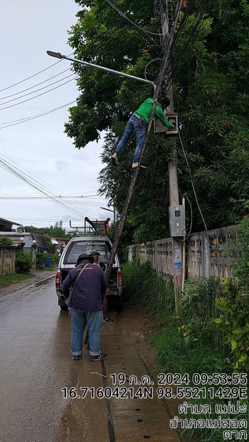 เจ้าหน้าที่กองยุทธศาสตร์และงบประมาณ ดำเนินการตามคำร้องขอซ่อมแซมเคเบิ้ลทีวี เพื่อการศึกษาเทศบาลนครแม่สอด