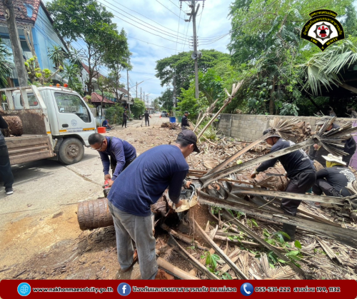 ดับเพลิงนครแม่สอด ออกดำเนินการตัดต้นไม้ เนื่องจากพาดผ่านสายไฟฟ้า บริเวณหมู่บ้านตาลเดี่ยว วิลล่า
