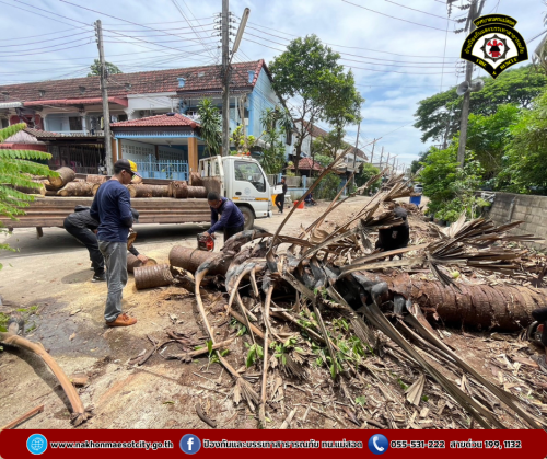 ดับเพลิงนครแม่สอด ออกดำเนินการตัดต้นไม้ เนื่องจากพาดผ่านสายไฟฟ้า บริเวณหมู่บ้านตาลเดี่ยว วิลล่า