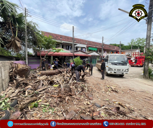 ดับเพลิงนครแม่สอด ออกดำเนินการตัดต้นไม้ เนื่องจากพาดผ่านสายไฟฟ้า บริเวณหมู่บ้านตาลเดี่ยว วิลล่า