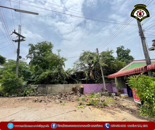 ดับเพลิงนครแม่สอด ออกดำเนินการตัดต้นไม้ เนื่องจากพาดผ่านสายไฟฟ้า บริเวณหมู่บ้านตาลเดี่ยว วิลล่า